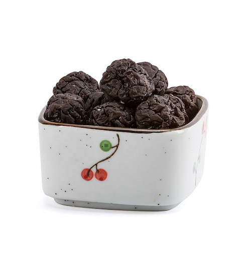 آلو بخارای سیاه خشک‌ شده به روش سنتی